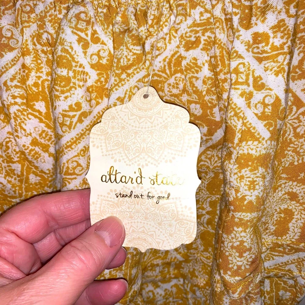 Altar’d State gold and cream print cropped top - Picture 6 of 6